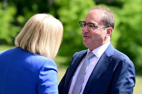 Dobrindt mit Amtsvorgängerin Faeser