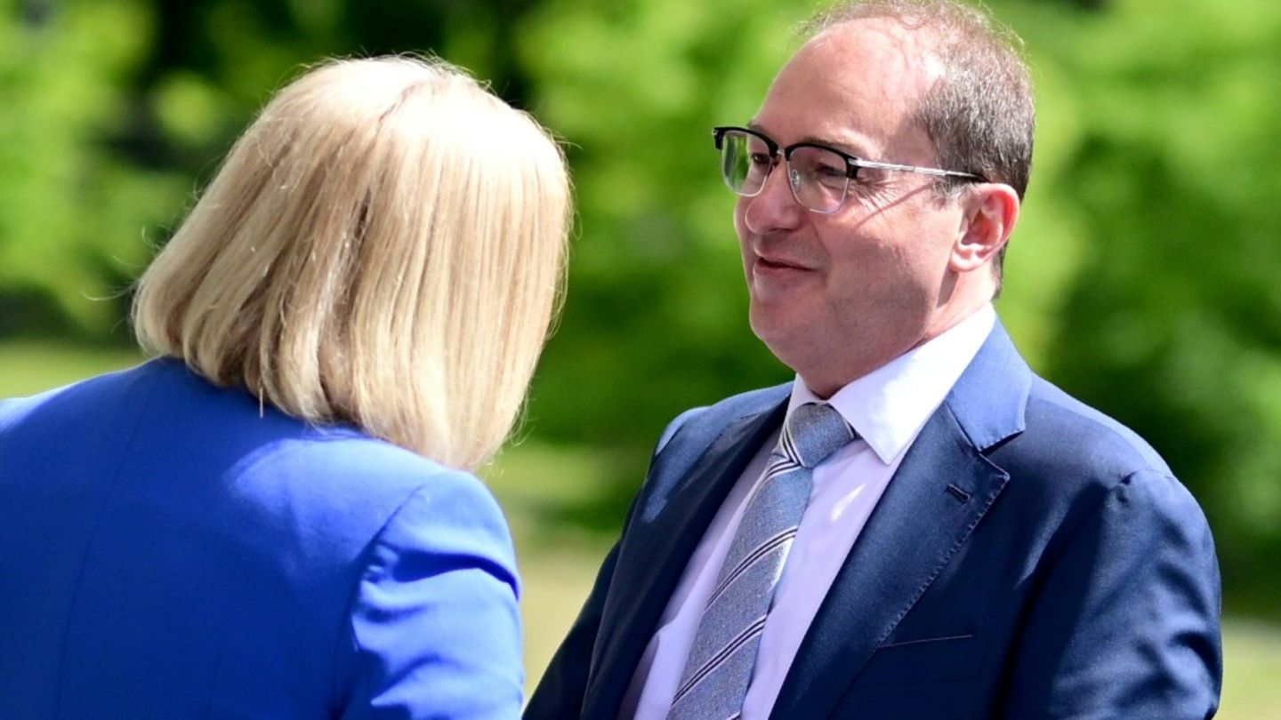 Dobrindt mit Amtsvorgängerin Faeser