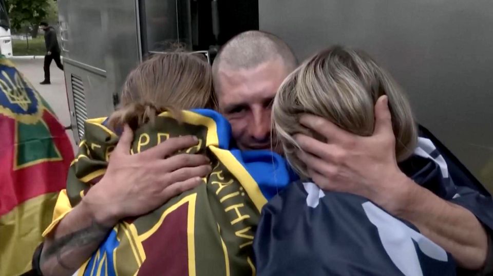 Hier fallen ukrainische Kriegsgefangene ihren Familien in die Arme Hier fallen ukrainische Kriegsgefangene ihren Familien in die Arme