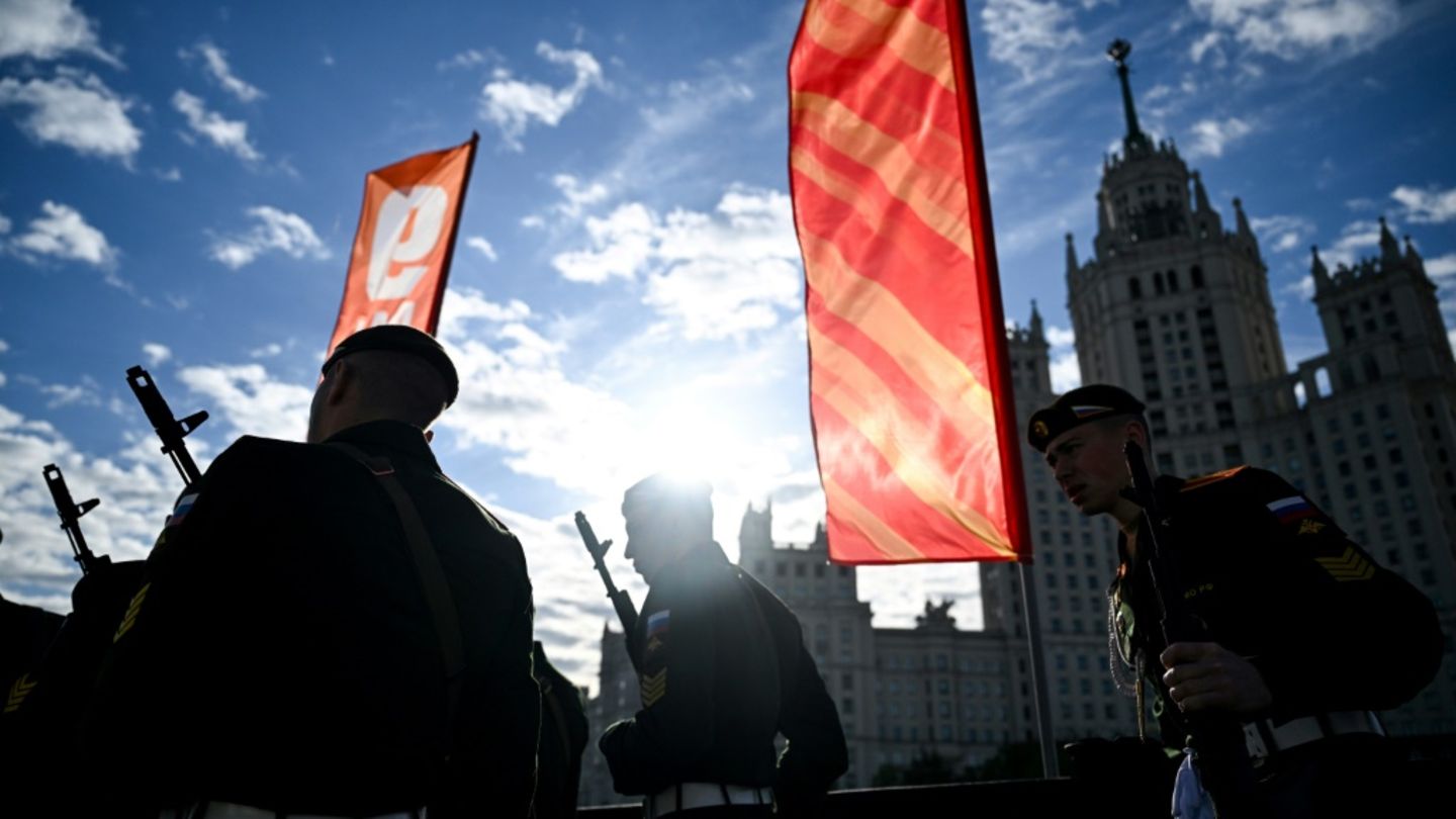 Russische Soldaten vor Probe für die Militärparade
