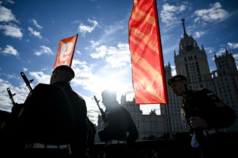 Russische Soldaten vor Probe für die Militärparade