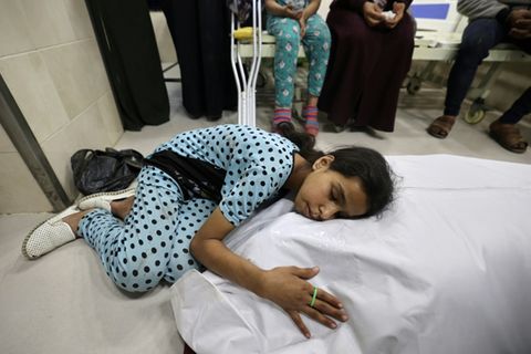 Mädchen trauert um ihre Mutter im Gazastreifen