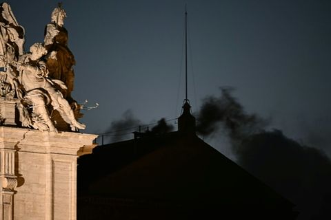 Schwarzer Rauch über dem Vatikan