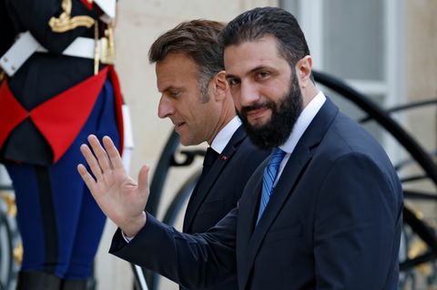 Macron (links) und al-Schaara in Paris
