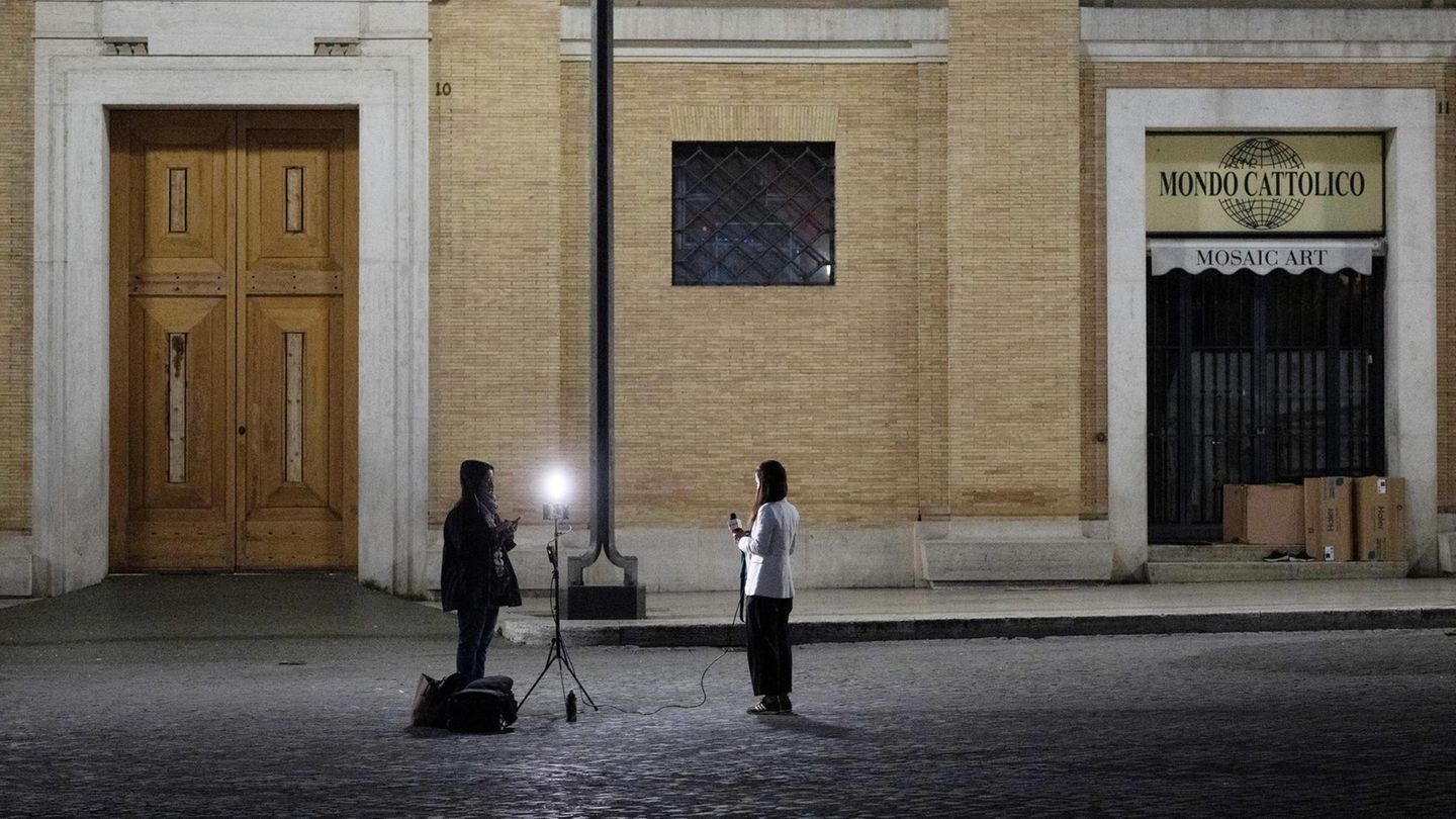 8. Mai: Frühdienst Rom, Italien. Wo am Vortag noch Tausende von Menschen und Journalisten auf ein Rauchzeichen aus der Sixtinischen Kapelle warteten, herrscht nun Ruhe. Im ersten Licht des Morgens versammeln sich Journalisten vor dem Petersplatz in Rom, um über das Konklave zu berichten. Es dürfte für diese beiden Reporter wohl wieder ein langer Tag werden