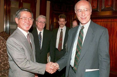 Joseph Nye (rechts) mit dem ehemaligen Präsidenten Perus, Alberto Fujimori im Jahr 2001