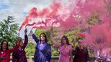 Nicht schwarz oder weiß, sondern rosa ist der Rauch, der in Sichtweite des Petersdoms aufsteigt. Aktivistinnen der Women's Ordination Conference fordern damit die volle Gleichberechtigung der Frauen in der katholischen Kirche