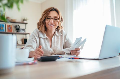 Deal News: Eine Frau macht eine Steuereklärung