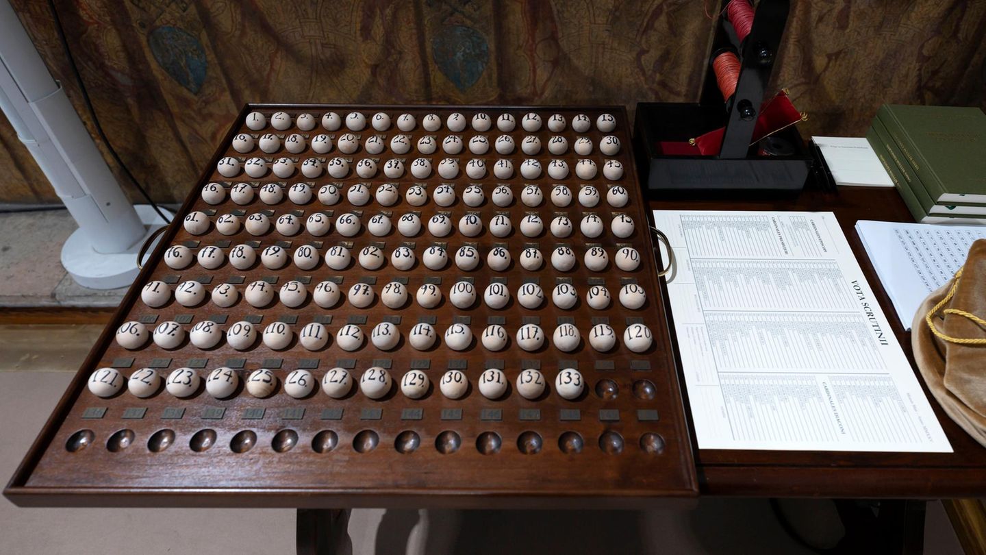 133 Kugeln liegen in der Sixtinischen Kapelle bereit – für jeden Kardinal des Konklaves eine. Welche Rolle sie bei der Wahl genau spielen, weiß man wohl nur im Vatikan. Denn abgestimmt wird mit Zetteln, die nach dem Wahlgang verbrannt werden und die dann je nach Zusatz schwarzen oder weißen Rauch aufsteigen lassen