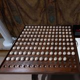 133 Kugeln liegen in der Sixtinischen Kapelle bereit – für jeden Kardinal des Konklaves eine. Welche Rolle sie bei der Wahl genau spielen, weiß man wohl nur im Vatikan. Denn abgestimmt wird mit Zetteln, die nach dem Wahlgang verbrannt werden und die dann je nach Zusatz schwarzen oder weißen Rauch aufsteigen lassen