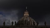 Am Morgen des zweiten Konklave-Tages fällt erstes Licht auf die Kuppel des Petersdoms – allerdings gibt es noch keinen neuen Papst