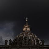 Am Morgen des zweiten Konklave-Tages fällt erstes Licht auf die Kuppel des Petersdoms – allerdings gibt es noch keinen neuen Papst