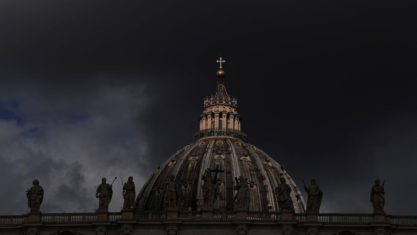 Am Morgen des zweiten Konklave-Tages fällt erstes Licht auf die Kuppel des Petersdoms – allerdings gibt es noch keinen neuen Papst