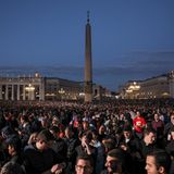 Am Mittwochabend warten zehntausende Gläubige auf schwarzen oder weißen Rauch aus dem Schornstein der Sixtinischen Kapelle