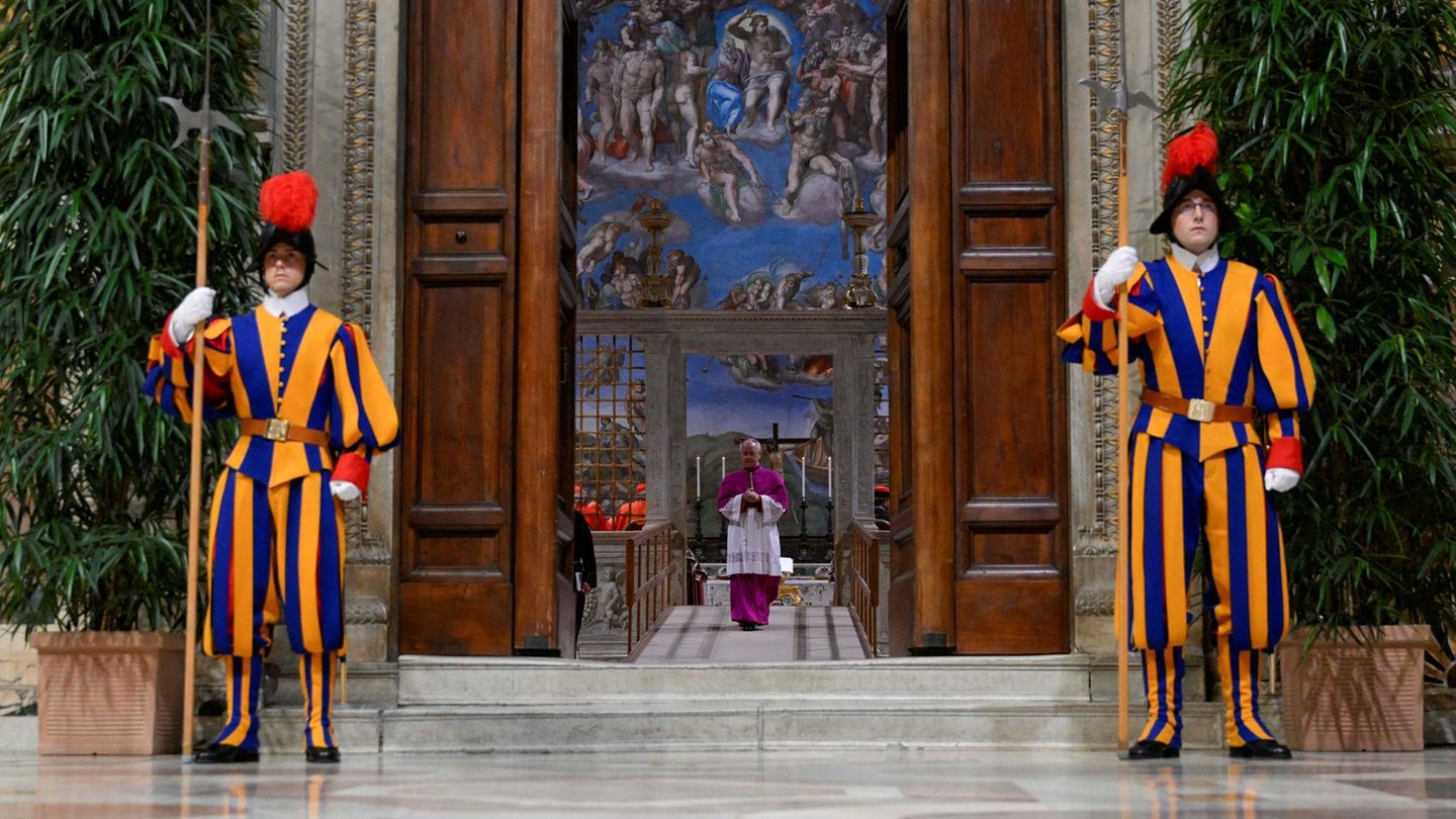 Die Schweizer Garde bewacht den Eingang zur Sixtinischen Kapelle, in die sich die Kardinäle zur Papstwahl zurückziehen