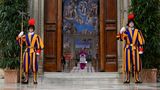 Die Schweizer Garde bewacht den Eingang zur Sixtinischen Kapelle, in die sich die Kardinäle zur Papstwahl zurückziehen