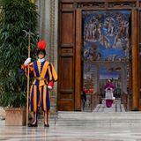 Die Schweizer Garde bewacht den Eingang zur Sixtinischen Kapelle, in die sich die Kardinäle zur Papstwahl zurückziehen