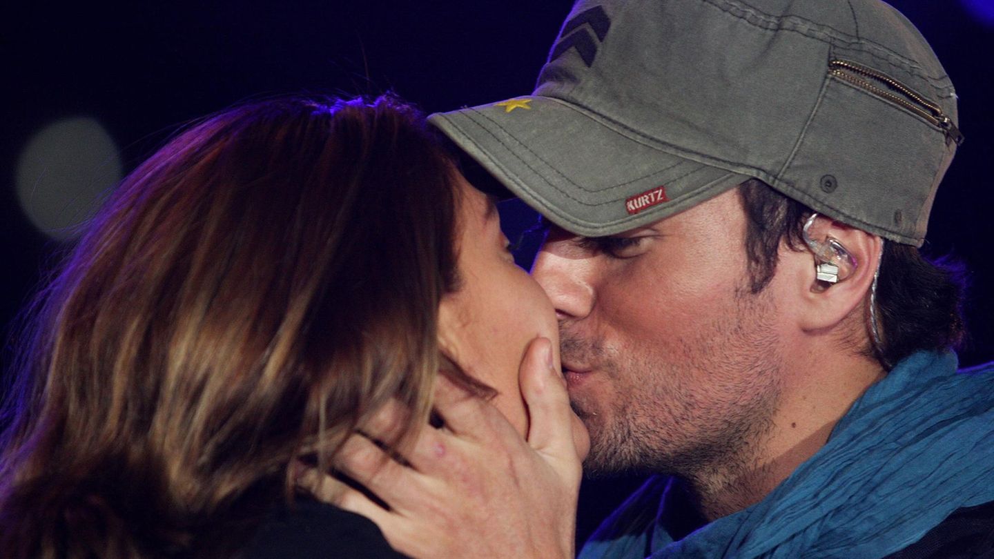Sänger Enrique Iglesias küsst eine Frau