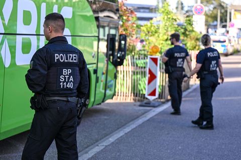 Jetzt's gehts los mit der neuen Asylpolitik: Bundespolizisten kontrollieren einen Flixbus