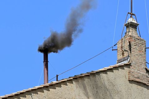 Schwarzer Rauch über der Sixtinischen Kapelle