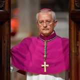 Mit dem Ruf "Extra omnes" (lateinisch für "Alle hinaus") verweist Zeremonienmeister Diego Ravelli am Mittwoch alle nicht Wahlberechtigten der Sixtinischen Kapelle. Dann verschließt er die Tür mit einem Schlüssel. Daher kommt übrigens auch der Name Konklave: Das Lateinische "Cum clave" heißt "mit dem Schlüssel" 