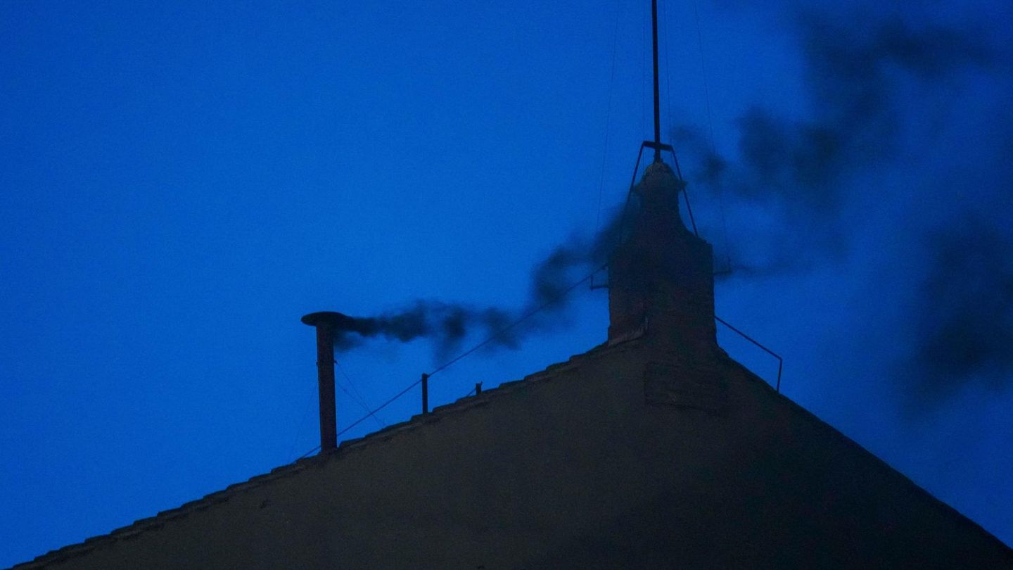 Am Mittwoch steigt zum ersten Mal Rauch auf – selbst gegen den Abendhimmel ist zu erkennen: Er ist schwarz. Dass im ersten Wahlgang ein neuer Papst gefunden wird, hatte wohl aber auch kaum jemand erwartet