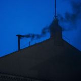 Am Mittwoch steigt zum ersten Mal Rauch auf – selbst gegen den Abendhimmel ist zu erkennen: Er ist schwarz. Dass im ersten Wahlgang ein neuer Papst gefunden wird, hatte wohl aber auch kaum jemand erwartet
