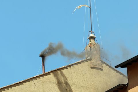 Auch am späten Donnerstagmorgen ist der Rauch über der Sixtinischen Kapelle schwarz
