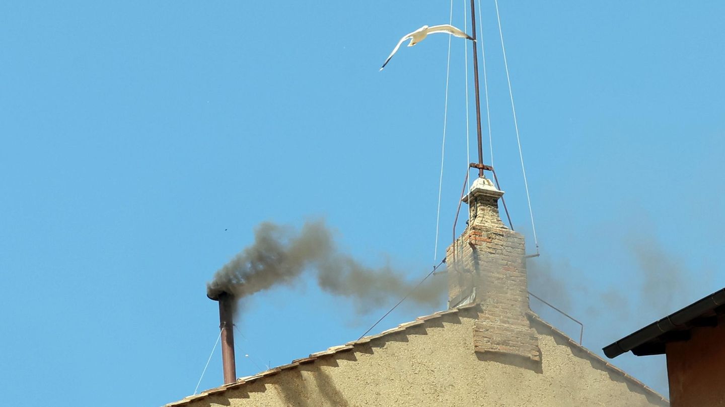Auch am späten Donnerstagmorgen ist der Rauch über der Sixtinischen Kapelle schwarz