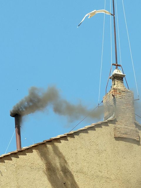 Auch am späten Donnerstagmorgen ist der Rauch über der Sixtinischen Kapelle schwarz