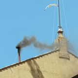 Auch am späten Donnerstagmorgen ist der Rauch über der Sixtinischen Kapelle schwarz