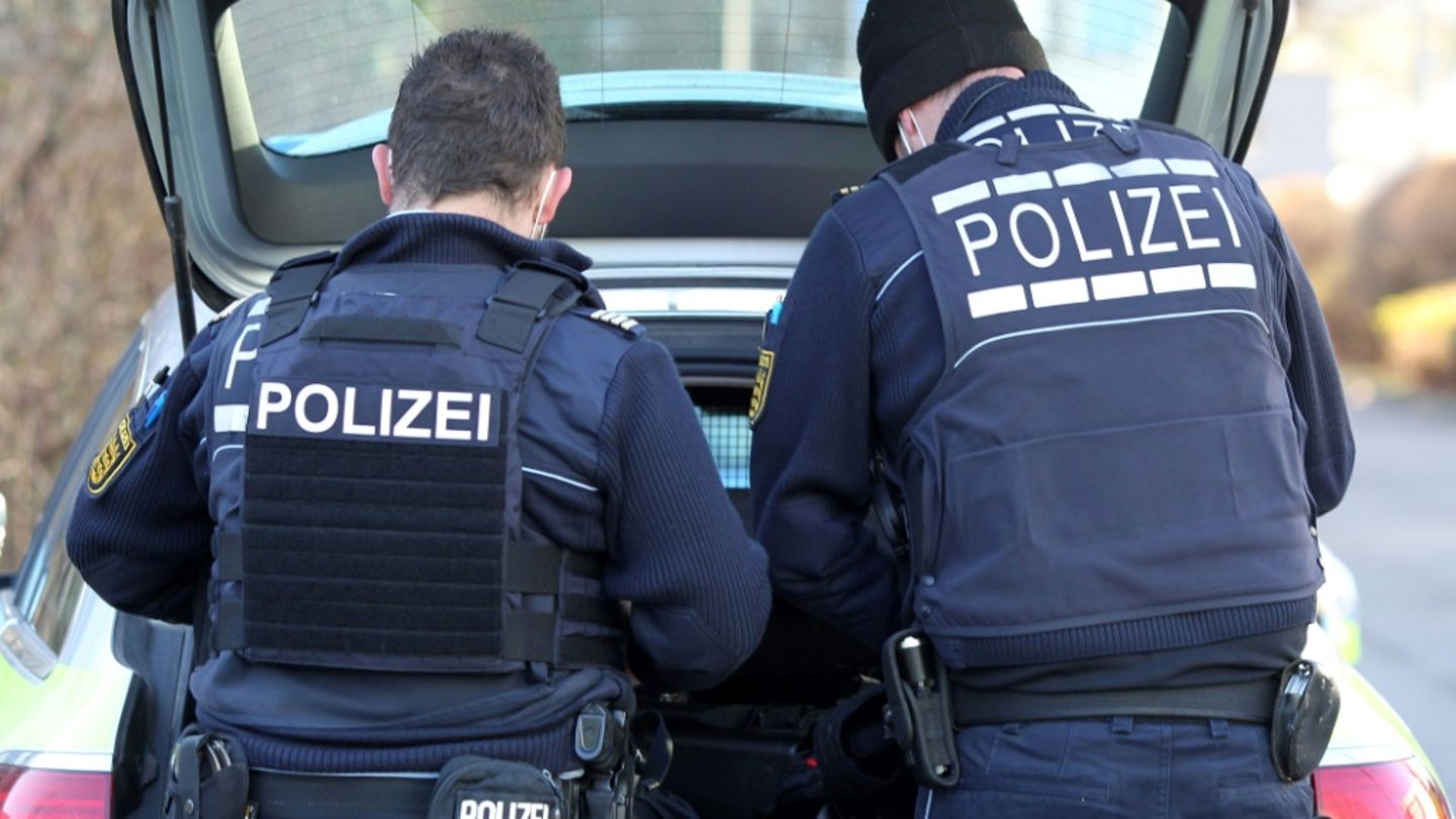 Polizisten bei einem Einsatz