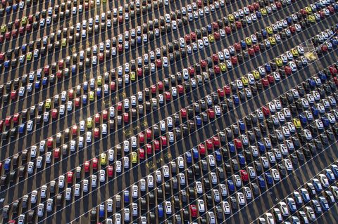 Viele Autos stehen im Hafen von Richmond, USA