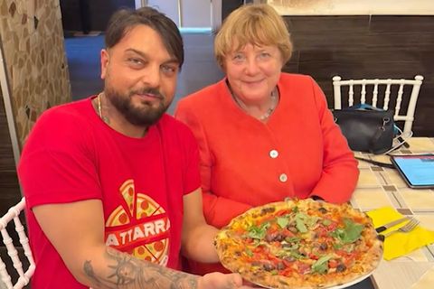 Selten privat: Das bestellt Alt-Kanzlerin Merkel in einer kleinen Pizzeria in Neapel