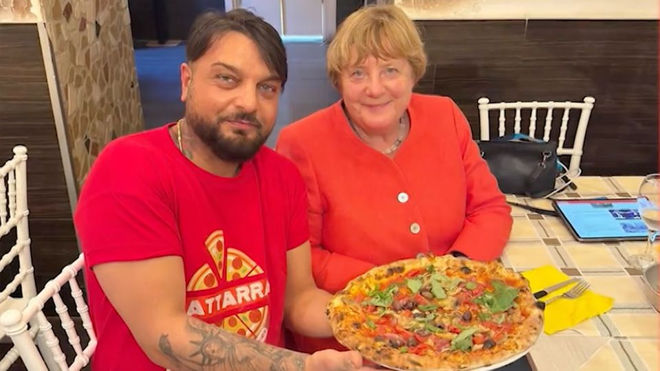 Selten privat: Das bestellt Alt-Kanzlerin Merkel in einer kleinen Pizzeria in Neapel