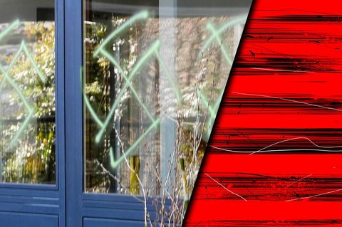 Fensterscheiben einer Schule sind mit Hakenkreuzen beschmiert