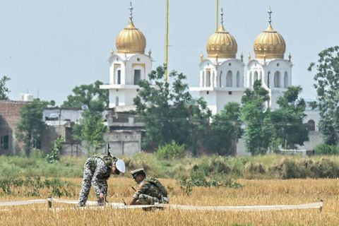 Indische Soldaten untersuchen eine pakistanische Rakete in Amritsar