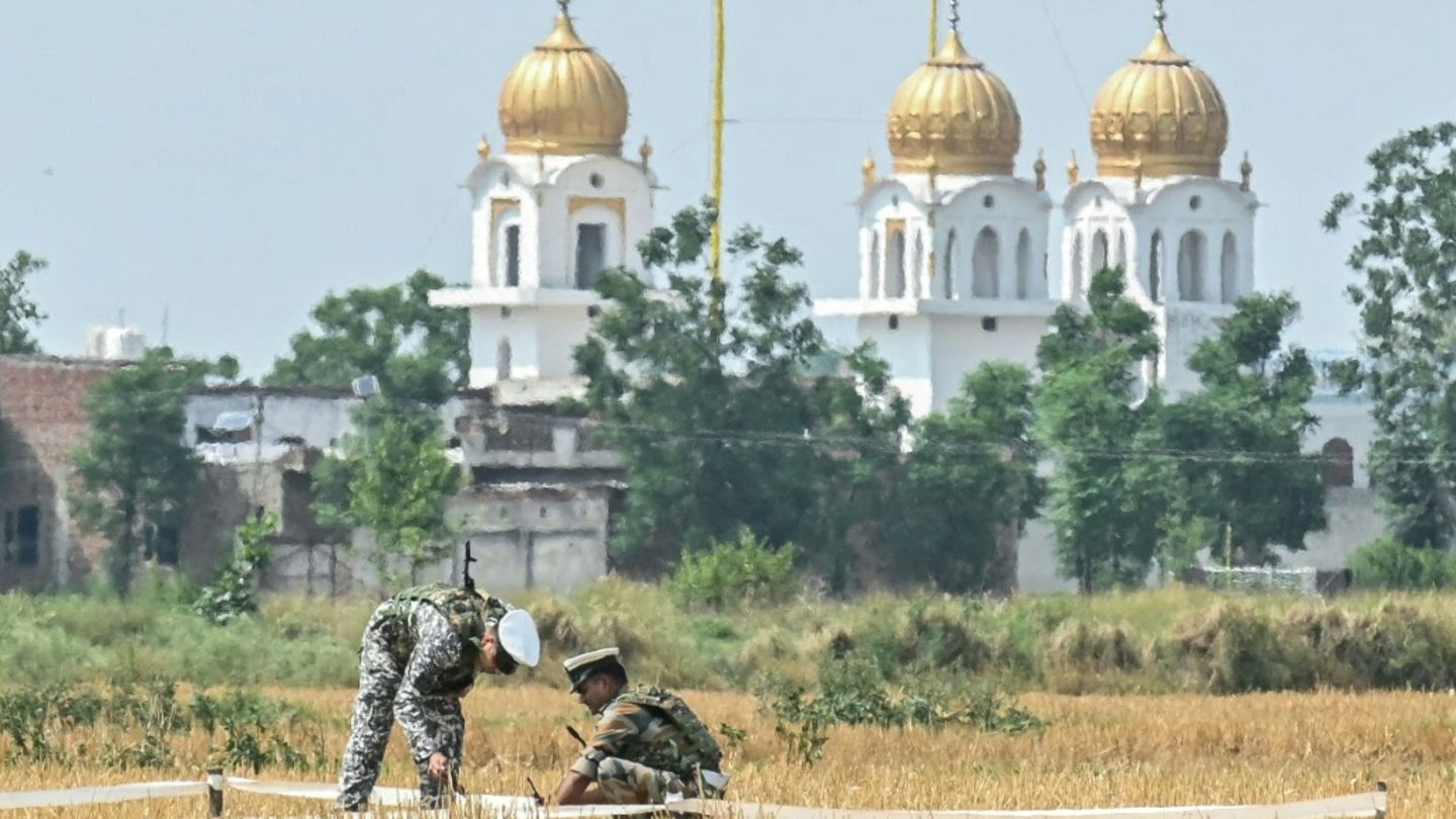 Indische Soldaten untersuchen eine pakistanische Rakete in Amritsar