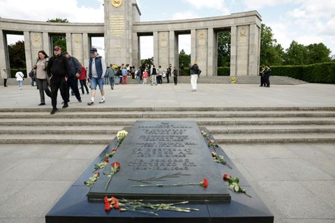 Blumen an Sowjetischem Ehrenmal in Tiergarten