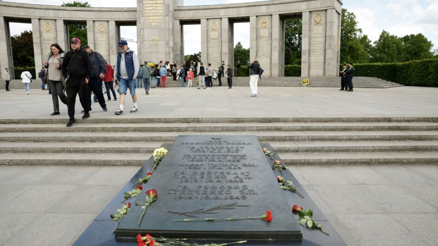 Blumen an Sowjetischem Ehrenmal in Tiergarten