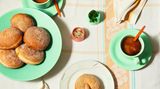 Donuts mit Aprikosen-Galgant-Konfitüre  Eine süße Versuchung mit fruchtiger Füllung – diese Donuts sind weit entfernt von industrieller Massenware.  Zutaten:800 g Aprikosen (entsteint)150 g Gelierzucker 3:160 g Galgant400 g Weizenmehl (Type 405) + mehr zum Ausrollen5 g Trockenhefe110 g ZuckerSalz170 g Milch50 g Butter (geschmolzen)1 Ei1 TL gemahlener Ingwer  Zubereitung:  Für die Konfitüre die Aprikosen mit dem Gelierzucker und in feine Scheiben geschnittenem Galgant auf niedriger Hitze zu einer dicklichen Konsistenz köcheln. Pürieren, durch ein feines Sieb streichen und in einen Spritzbeutel füllen.  Für die Donuts Mehl, Hefe, 50 g Zucker, eine Prise Salz, Milch, Butter und Ei zu einem glatten, festen Teig kneten. 40–60 Minuten gehen lassen, dann auf eine Dicke von etwa 1 cm ausrollen und mit einem 9 cm-Ring ausstechen. Nochmals 40–60 Minuten gehen lassen.  Das Fett auf 170 Grad erhitzen und die Donuts etwa 2 Minuten von jeder Seite ausbacken. Auf Küchenpapier abtropfen lassen. Nach dem Abkühlen mit einem Stäbchen ein Loch hineinstechen, mit der Konfitüre füllen und im Ingwerzucker wälzen.  Profi-Tipp: Als Fett eignet sich vorzüglich Schweineschmalz.