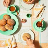 Donuts mit Aprikosen-Galgant-Konfitüre  Eine süße Versuchung mit fruchtiger Füllung – diese Donuts sind weit entfernt von industrieller Massenware.  Zutaten:800 g Aprikosen (entsteint)150 g Gelierzucker 3:160 g Galgant400 g Weizenmehl (Type 405) + mehr zum Ausrollen5 g Trockenhefe110 g ZuckerSalz170 g Milch50 g Butter (geschmolzen)1 Ei1 TL gemahlener Ingwer  Zubereitung:  Für die Konfitüre die Aprikosen mit dem Gelierzucker und in feine Scheiben geschnittenem Galgant auf niedriger Hitze zu einer dicklichen Konsistenz köcheln. Pürieren, durch ein feines Sieb streichen und in einen Spritzbeutel füllen.  Für die Donuts Mehl, Hefe, 50 g Zucker, eine Prise Salz, Milch, Butter und Ei zu einem glatten, festen Teig kneten. 40–60 Minuten gehen lassen, dann auf eine Dicke von etwa 1 cm ausrollen und mit einem 9 cm-Ring ausstechen. Nochmals 40–60 Minuten gehen lassen.  Das Fett auf 170 Grad erhitzen und die Donuts etwa 2 Minuten von jeder Seite ausbacken. Auf Küchenpapier abtropfen lassen. Nach dem Abkühlen mit einem Stäbchen ein Loch hineinstechen, mit der Konfitüre füllen und im Ingwerzucker wälzen.  Profi-Tipp: Als Fett eignet sich vorzüglich Schweineschmalz.