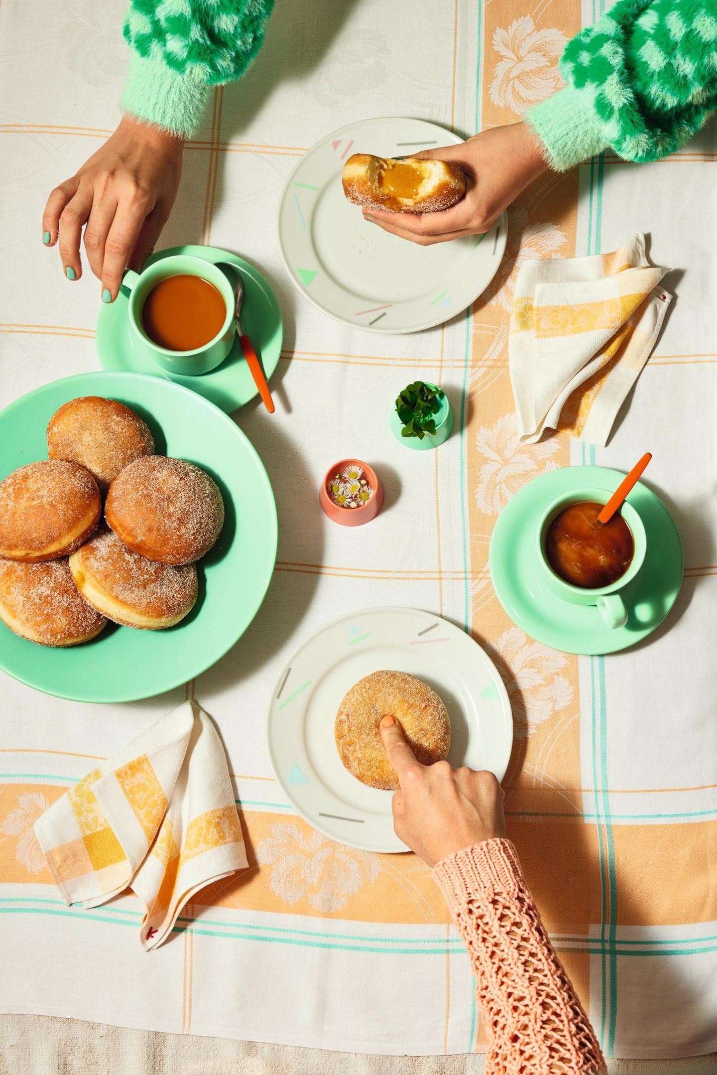 Kochbuch: Donuts mit Aprikosen-Galgant-Konfitüre Eine süße Versuchung mit fruchtiger Füllung – diese Donuts sind weit entfernt von industrieller Massenware. Zutaten:800 g Aprikosen (entsteint)150 g Gelierzucker 3:160 g Galgant400 g Weizenmehl (Type 405) + mehr zum Ausrollen5 g Trockenhefe110 g ZuckerSalz170 g Milch50 g Butter (geschmolzen)1 Ei1 TL gemahlener Ingwer Zubereitung: Für die Konfitüre die Aprikosen mit dem Gelierzucker und in feine Scheiben geschnittenem Galgant auf niedriger Hitze zu einer dicklichen Konsistenz köcheln. Pürieren, durch ein feines Sieb streichen und in einen Spritzbeutel füllen. Für die Donuts Mehl, Hefe, 50 g Zucker, eine Prise Salz, Milch, Butter und Ei zu einem glatten, festen Teig kneten. 40–60 Minuten gehen lassen, dann auf eine Dicke von etwa 1 cm ausrollen und mit einem 9 cm-Ring ausstechen. Nochmals 40–60 Minuten gehen lassen. Das Fett auf 170 Grad erhitzen und die Donuts etwa 2 Minuten von jeder Seite ausbacken. Auf Küchenpapier abtropfen lassen. Nach dem Abkühlen mit einem Stäbchen ein Loch hineinstechen, mit der Konfitüre füllen und im Ingwerzucker wälzen. Profi-Tipp: Als Fett eignet sich vorzüglich Schweineschmalz. Donuts mit Aprikosen-Galgant-Konfitüre Eine süße Versuchung mit fruchtiger Füllung – diese Donuts sind weit entfernt von industrieller Massenware. Zutaten:800 g Aprikosen (entsteint)150 g Gelierzucker 3:160 g Galgant400 g Weizenmehl (Type 405) + mehr zum Ausrollen5 g Trockenhefe110 g ZuckerSalz170 g Milch50 g Butter (geschmolzen)1 Ei1 TL gemahlener Ingwer Zubereitung: Für die Konfitüre die Aprikosen mit dem Gelierzucker und in feine Scheiben geschnittenem Galgant auf niedriger Hitze zu einer dicklichen Konsistenz köcheln. Pürieren, durch ein feines Sieb streichen und in einen Spritzbeutel füllen. Für die Donuts Mehl, Hefe, 50 g Zucker, eine Prise Salz, Milch, Butter und Ei zu einem glatten, festen Teig kneten. 40–60 Minuten gehen lassen, dann auf eine Dicke von etwa 1 cm ausrollen und mit einem 9 cm-Ring ausstechen. Nochmals 40–60 Minuten gehen lassen. Das Fett auf 170 Grad erhitzen und die Donuts etwa 2 Minuten von jeder Seite ausbacken. Auf Küchenpapier abtropfen lassen. Nach dem Abkühlen mit einem Stäbchen ein Loch hineinstechen, mit der Konfitüre füllen und im Ingwerzucker wälzen. Profi-Tipp: Als Fett eignet sich vorzüglich Schweineschmalz.
