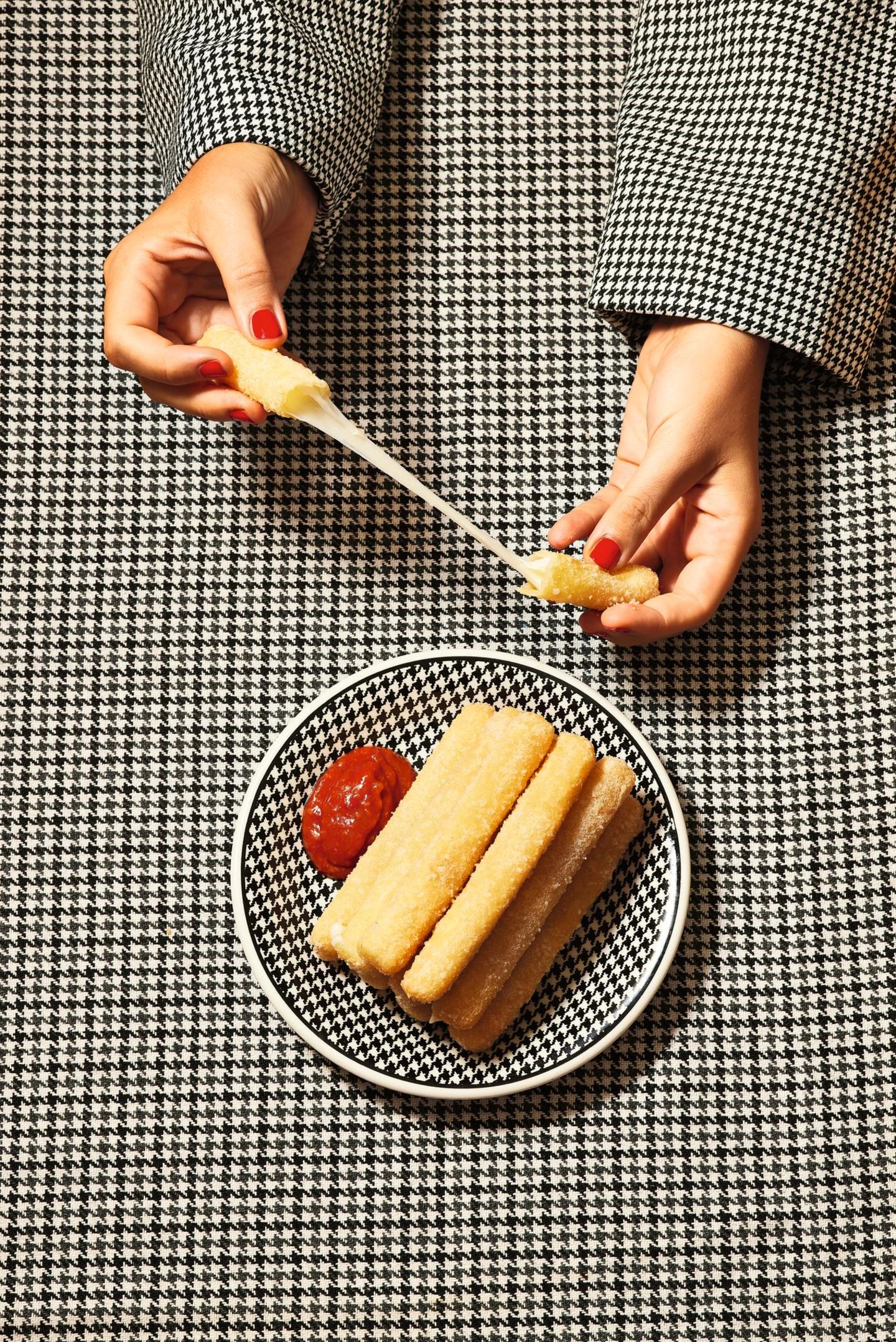 Mozzarellasticks "Prawn Cocktail"  Diese raffinierte Variante der klassischen Käsesticks kombiniert cremigen Mozzarella mit einer würzigen Cocktailsauce, die an Meeresfrüchte erinnert.  Zutaten:1 rote Chilischote1 Schalotte20 g Meerrettich150 g Ketchup20 g Austernsauce1 unbehandelte Limette (Saft und Abrieb)Salz300 g schnittfester Mozzarella mit geringem Wasseranteilca. 150 g Krupuk (ungepuffte Krabbenchips)2 Eier  Zubereitung:  Für die Cocktailsauce die Chili entkernen und fein hacken. Die Schalotte in sehr feine Würfel schneiden, den Meerrettich fein reiben. Ketchup, Meerrettich, Austernsauce, Chili sowie Limettensaft und -abrieb miteinander verrühren und mit Salz abschmecken.  Den Mozzarella in 1 cm dicke Stifte schneiden. Für die Panade die Krabbenchips mit einer Küchenmaschine fein zerkleinern. Die Eier mit 2 Esslöffeln Wasser verquirlen. Den Mozzarella leicht anfeuchten, dann im Krupuk wälzen, danach im Ei und nochmals im Krupuk.  Frittieren Sie das Fett auf 185 Grad und geben Sie die Mozzarellasticks hinein. Sie sind fertig, sobald sie an der Oberfläche schwimmen – achten Sie darauf, dass sie nicht platzen. Auf Küchenpapier abtropfen lassen und mit der Cocktailsauce servieren.