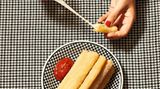 Mozzarellasticks "Prawn Cocktail"  Diese raffinierte Variante der klassischen Käsesticks kombiniert cremigen Mozzarella mit einer würzigen Cocktailsauce, die an Meeresfrüchte erinnert.  Zutaten:1 rote Chilischote1 Schalotte20 g Meerrettich150 g Ketchup20 g Austernsauce1 unbehandelte Limette (Saft und Abrieb)Salz300 g schnittfester Mozzarella mit geringem Wasseranteilca. 150 g Krupuk (ungepuffte Krabbenchips)2 Eier  Zubereitung:  Für die Cocktailsauce die Chili entkernen und fein hacken. Die Schalotte in sehr feine Würfel schneiden, den Meerrettich fein reiben. Ketchup, Meerrettich, Austernsauce, Chili sowie Limettensaft und -abrieb miteinander verrühren und mit Salz abschmecken.  Den Mozzarella in 1 cm dicke Stifte schneiden. Für die Panade die Krabbenchips mit einer Küchenmaschine fein zerkleinern. Die Eier mit 2 Esslöffeln Wasser verquirlen. Den Mozzarella leicht anfeuchten, dann im Krupuk wälzen, danach im Ei und nochmals im Krupuk.  Frittieren Sie das Fett auf 185 Grad und geben Sie die Mozzarellasticks hinein. Sie sind fertig, sobald sie an der Oberfläche schwimmen – achten Sie darauf, dass sie nicht platzen. Auf Küchenpapier abtropfen lassen und mit der Cocktailsauce servieren.