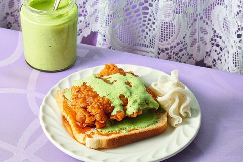 Szechuan Hot Chicken mit Koriander-Ranch  Ein feuriges Hühnergericht mit asiatischen Aromen und erfrischender Koriander-Ranch – perfekt für Liebhaber scharfer Speisen.  Zutaten:200 g Joghurt20 g Sriracha-SauceSalz4–6 Hühneroberkeulen (ohne Haut und Knochen)200 g Daikon-Rettich1 Scheibe frischer Ingwer1 Knoblauchzehe150 g Reisessig50 g Zucker½ Bund Koriander2 Frühlingszwiebeln150 g Mayonnaise300 g Weizenmehl (Type 405)100 g Stärke1 TL Backpulver4 EL Chilipulver2 EL gemahlener Szechuanpfeffer1 TL gemahlener Ingwer1 TL Knoblauchpulver1 Ei4–6 Scheiben Toast  Zubereitung:  Marinieren Sie das Huhn in einer Mischung aus 400 g Wasser, 100 g Joghurt, Sriracha-Sauce und 30 g Salz für 1–2 Stunden im Kühlschrank.  Den Rettich in dünne Scheiben hobeln und mit Ingwer und Knoblauchzehe in ein Einmachglas geben. Reisessig, 100 g Wasser, Zucker und 10 g Salz aufkochen, heiß über den Rettich gießen und mindestens 1 Stunde ziehen lassen.  Für das Ranch-Dressing Koriander und Frühlingszwiebeln grob schneiden und mit Mayonnaise und 100 g Joghurt pürieren. Mit Salz abschmecken.  Mehl mit Stärke und Backpulver vermischen. Für das Chiliöl das Chilipulver mit Szechuanpfeffer, gemahlenem Ingwer und Knoblauchpulver in eine Metallschüssel geben.  Das Fett auf 175 Grad erhitzen. Die Hühnerkeulen aus der Marinade nehmen und die übrige Marinade mit dem Ei und 60 g der Mehlmischung verrühren. Die Keulen zuerst in der restlichen Mehlmischung wenden, dann in der Eimischung und nochmals im Mehl. 6–7 Minuten frittieren, dann das Fett auf 190 Grad erhitzen und nochmals 1–2 Minuten frittieren. Etwa 3 Schöpfkellen des heißen Fetts über die Chilimischung gießen und die Keulen darin wenden. Mit dem eingelegten Rettich und dem Ranch-Dressing auf Toast servieren.