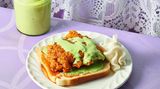 Szechuan Hot Chicken mit Koriander-Ranch  Ein feuriges Hühnergericht mit asiatischen Aromen und erfrischender Koriander-Ranch – perfekt für Liebhaber scharfer Speisen.  Zutaten:200 g Joghurt20 g Sriracha-SauceSalz4–6 Hühneroberkeulen (ohne Haut und Knochen)200 g Daikon-Rettich1 Scheibe frischer Ingwer1 Knoblauchzehe150 g Reisessig50 g Zucker½ Bund Koriander2 Frühlingszwiebeln150 g Mayonnaise300 g Weizenmehl (Type 405)100 g Stärke1 TL Backpulver4 EL Chilipulver2 EL gemahlener Szechuanpfeffer1 TL gemahlener Ingwer1 TL Knoblauchpulver1 Ei4–6 Scheiben Toast  Zubereitung:  Marinieren Sie das Huhn in einer Mischung aus 400 g Wasser, 100 g Joghurt, Sriracha-Sauce und 30 g Salz für 1–2 Stunden im Kühlschrank.  Den Rettich in dünne Scheiben hobeln und mit Ingwer und Knoblauchzehe in ein Einmachglas geben. Reisessig, 100 g Wasser, Zucker und 10 g Salz aufkochen, heiß über den Rettich gießen und mindestens 1 Stunde ziehen lassen.  Für das Ranch-Dressing Koriander und Frühlingszwiebeln grob schneiden und mit Mayonnaise und 100 g Joghurt pürieren. Mit Salz abschmecken.  Mehl mit Stärke und Backpulver vermischen. Für das Chiliöl das Chilipulver mit Szechuanpfeffer, gemahlenem Ingwer und Knoblauchpulver in eine Metallschüssel geben.  Das Fett auf 175 Grad erhitzen. Die Hühnerkeulen aus der Marinade nehmen und die übrige Marinade mit dem Ei und 60 g der Mehlmischung verrühren. Die Keulen zuerst in der restlichen Mehlmischung wenden, dann in der Eimischung und nochmals im Mehl. 6–7 Minuten frittieren, dann das Fett auf 190 Grad erhitzen und nochmals 1–2 Minuten frittieren. Etwa 3 Schöpfkellen des heißen Fetts über die Chilimischung gießen und die Keulen darin wenden. Mit dem eingelegten Rettich und dem Ranch-Dressing auf Toast servieren.