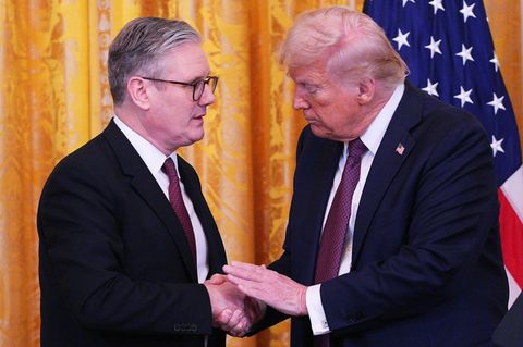 US-Präsident Donald Trump (r.) und der britische Premierminister Keir Starmer nach ihrem Treffen im Oval Office