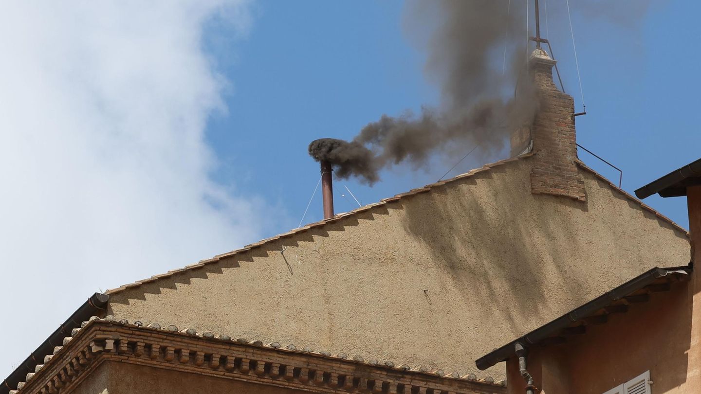 Konklave: Aus dem Schornstein der Sixtinischen Kapelle steigt schwarzer Rauch auf