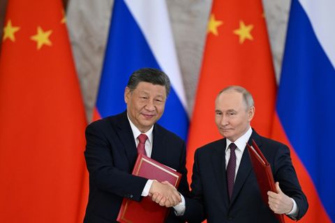 Chinas Präsident Xi Jinping (l) und Russlands Präsident Wladimir Putin
